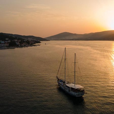 Apartments By The Sea Arbanija, Ciovo - 17332 Trogir Kültér fotó