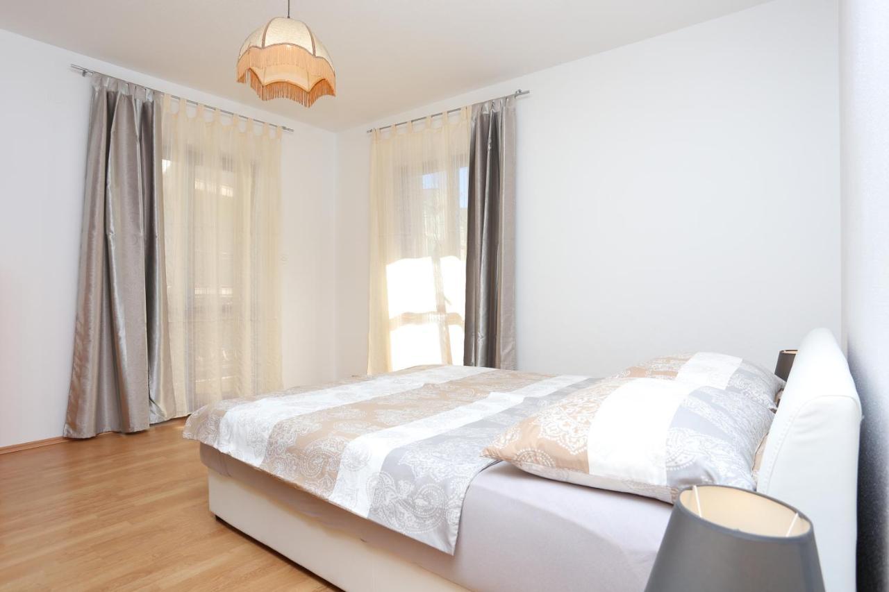 Apartments By The Sea Arbanija, Ciovo - 17332 Trogir Kültér fotó